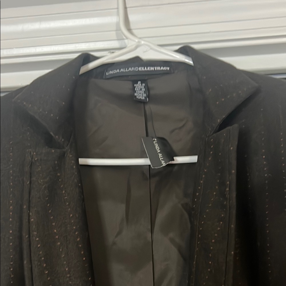 Tailored Blazer with Notched Lapels and Fitted Silhouette - Picture 8 of 10